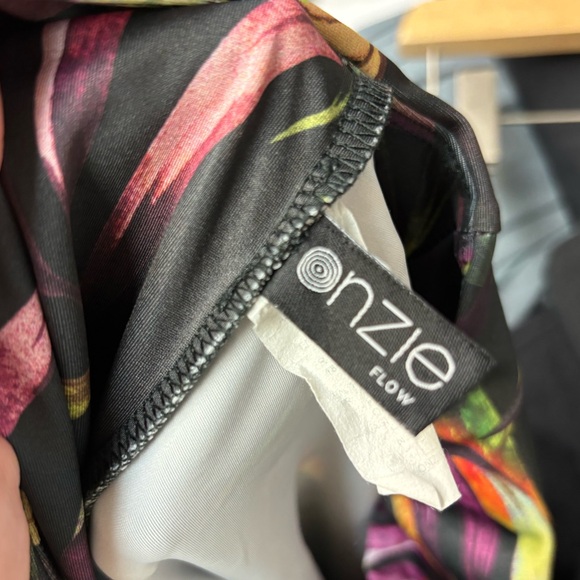 | ONZIE | leggings. Size S/M. - Picture 6 of 8